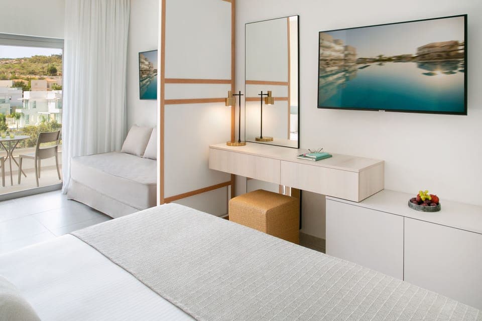 Free minibar, soundproofing, free WiFi, bed sheets