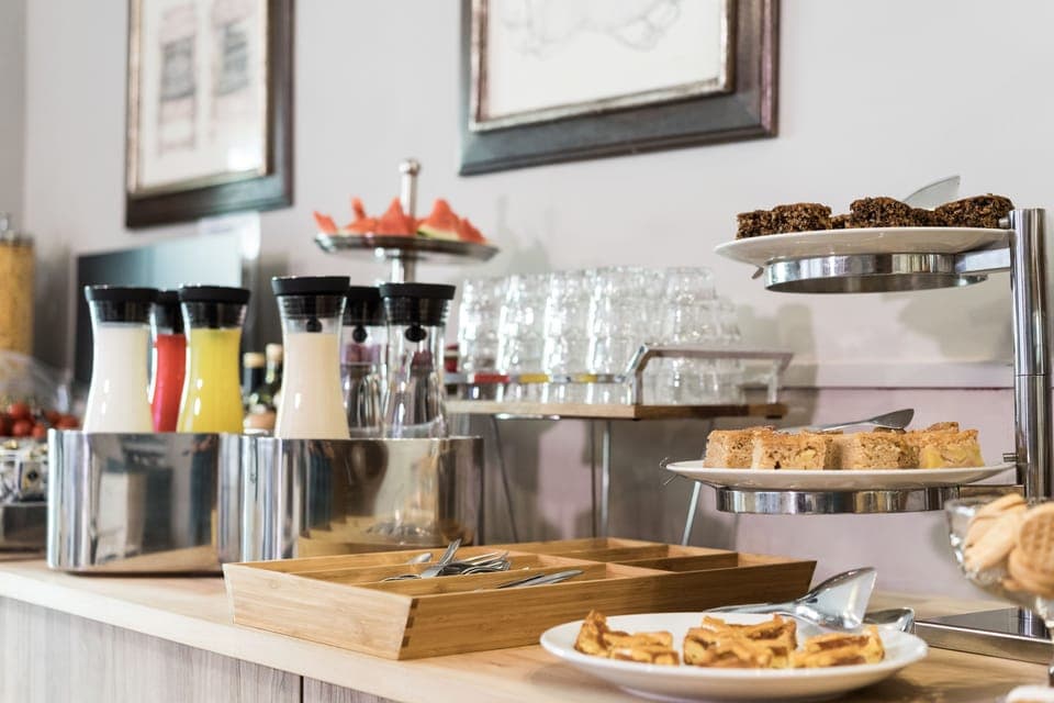Daily full breakfast (EUR 10 per person)
