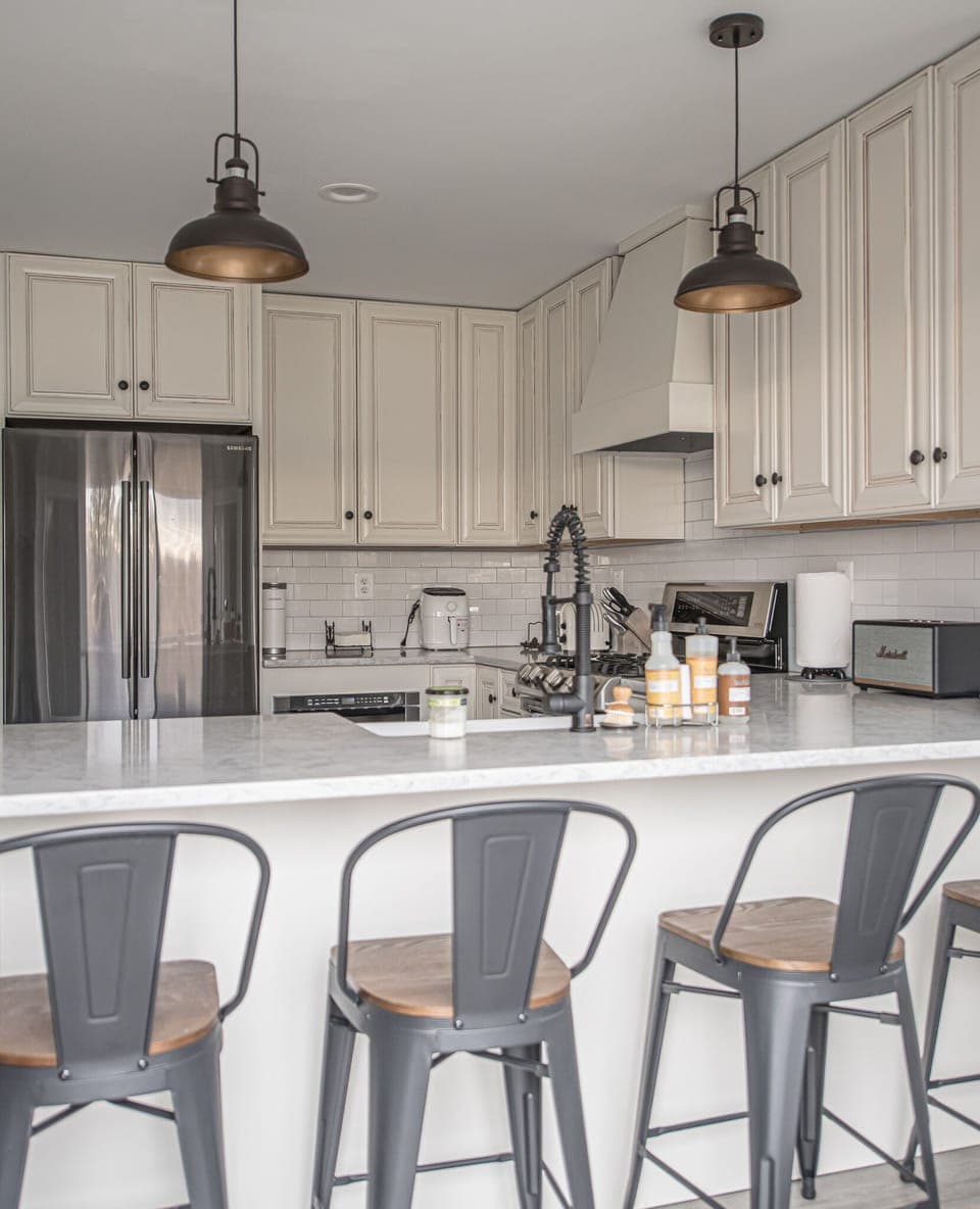 Kitchen with breakfast bar.