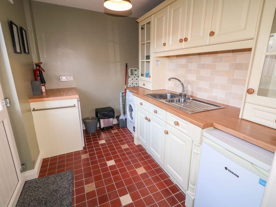 Cottage | Private kitchen | Dishwasher, cookware/dishes/utensils