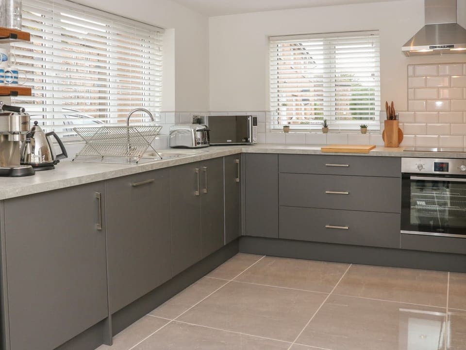 Cottage | Private kitchen | Fridge, dishwasher, electric kettle, toaster