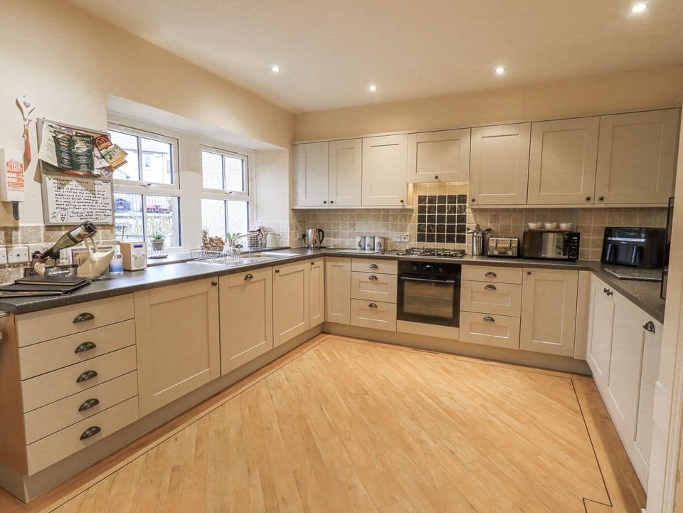 Cottage | Private kitchen | Fridge, dishwasher, electric kettle, toaster