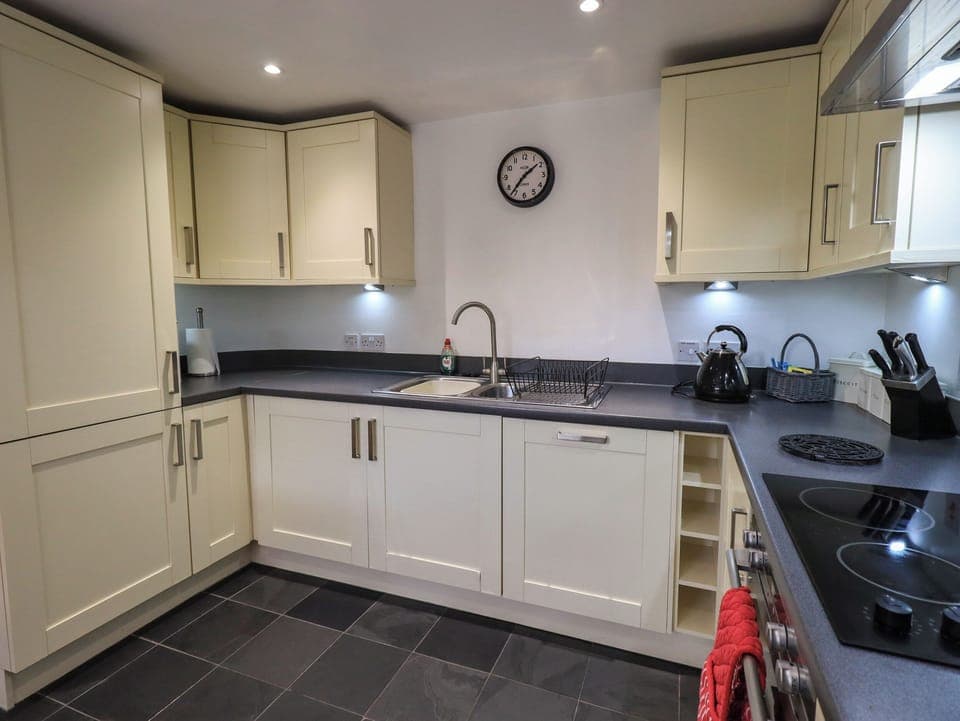 Cottage | Private kitchen | Dishwasher, cookware/dishes/utensils