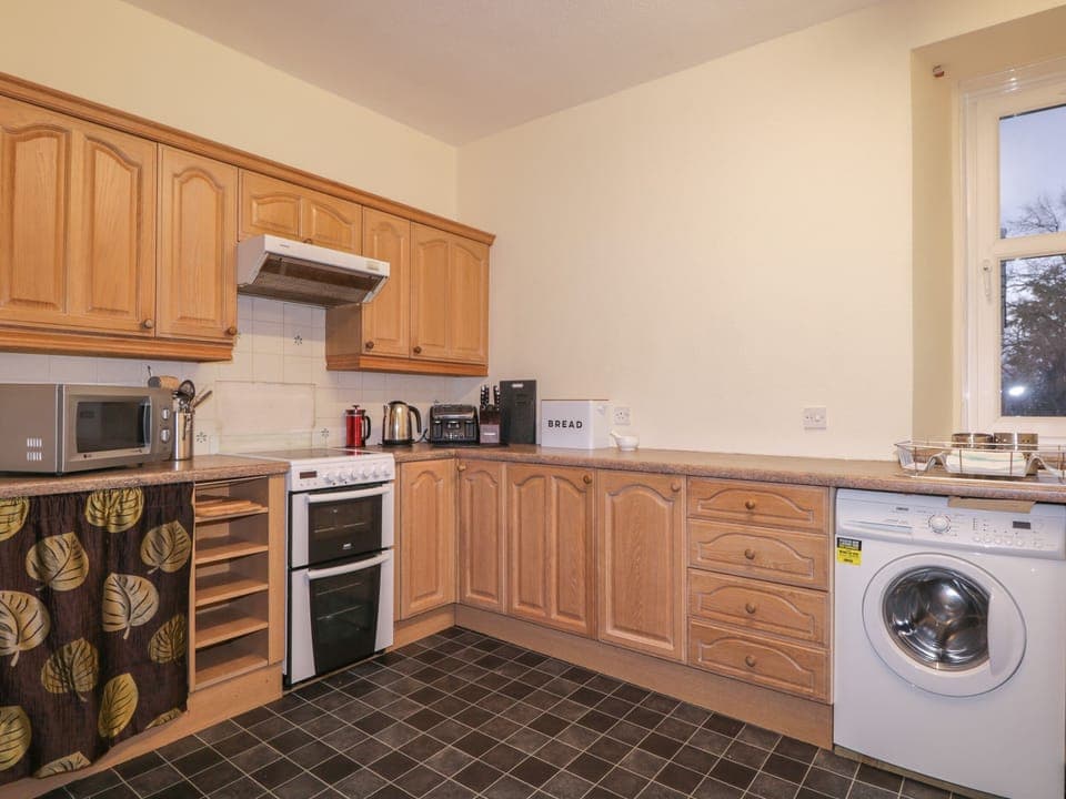 Cottage | Private kitchen | Fridge, electric kettle, toaster, cookware/dishes/utensils