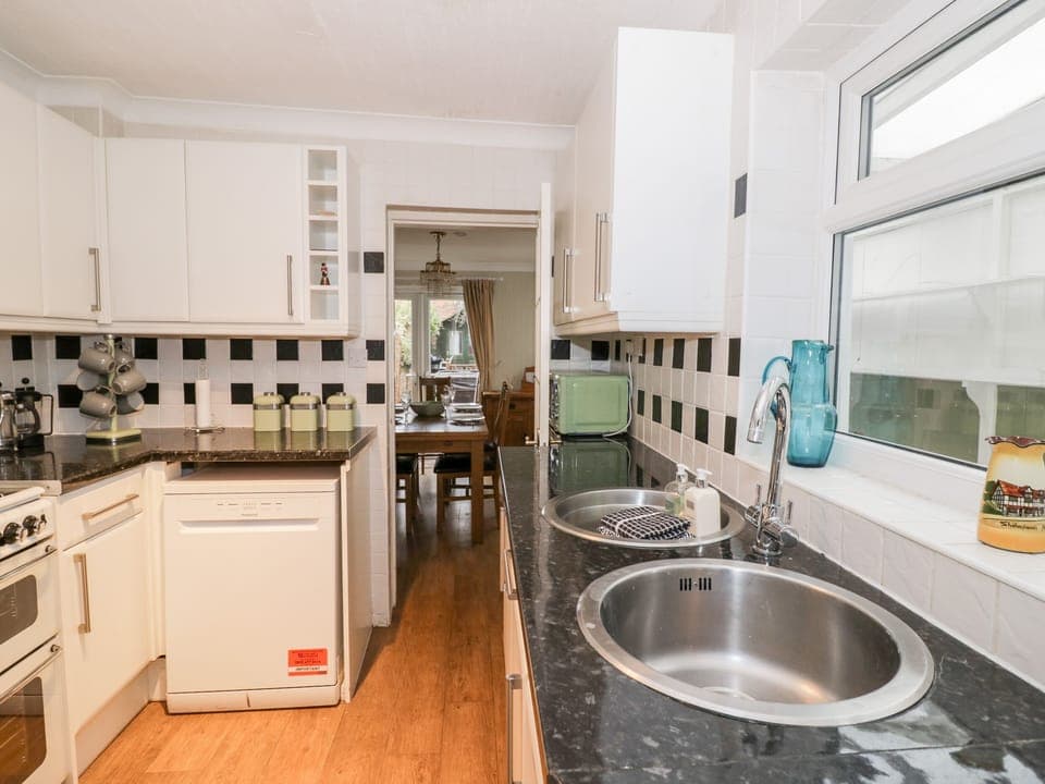 Cottage | Private kitchen | Fridge, dishwasher, cookware/dishes/utensils