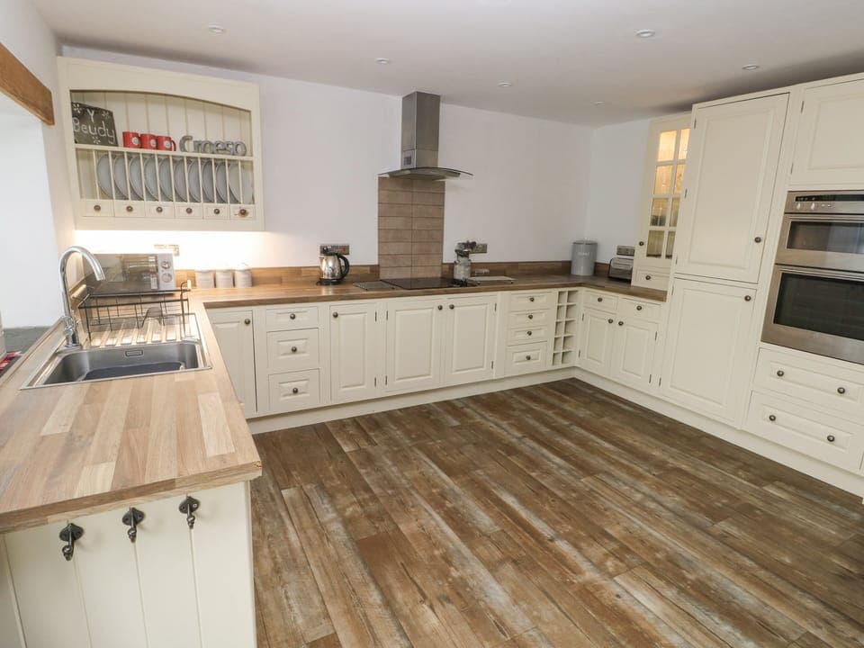Cottage | Private kitchen | Fridge, dishwasher, cookware/dishes/utensils