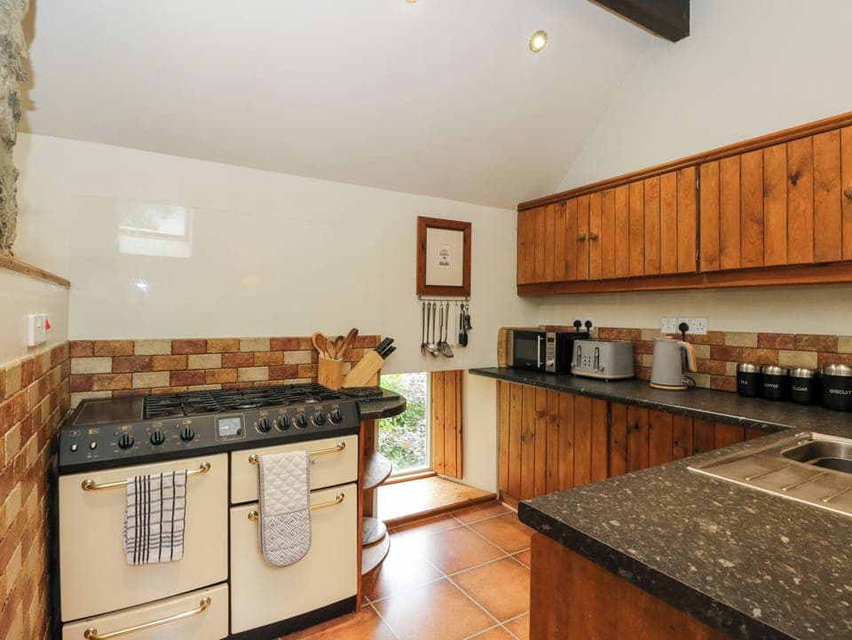 Cottage | Private kitchen | Fridge, electric kettle, toaster, cookware/dishes/utensils