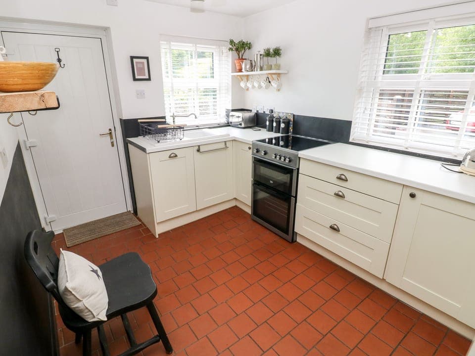 Cottage | Private kitchen | Fridge, dishwasher, electric kettle, toaster