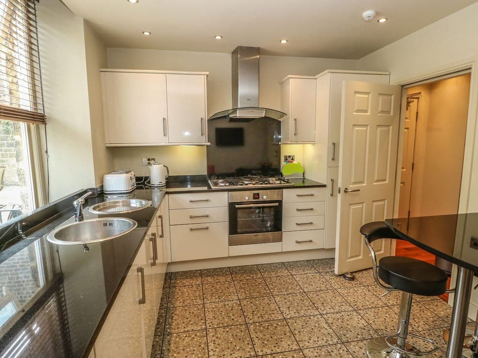 Cottage | Private kitchen | Fridge, dishwasher, cookware/dishes/utensils