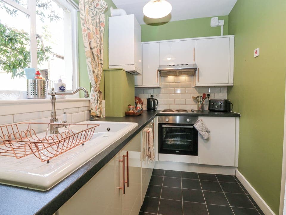 Cottage | Private kitchen | Fridge, dishwasher, electric kettle, toaster