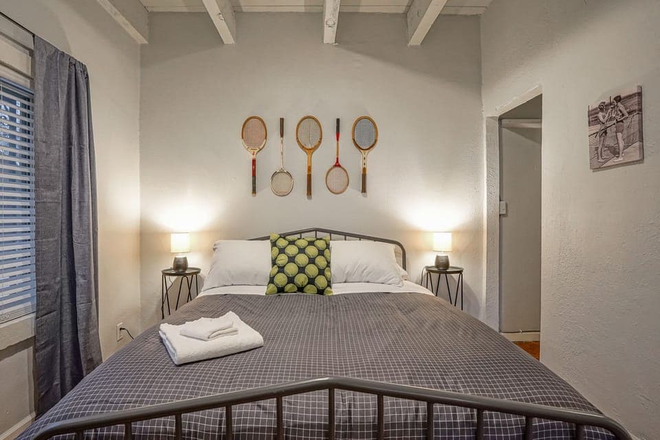 Bedroom 2: Queen bed