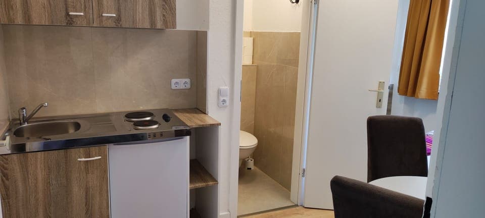 Deluxe Double Room | Private kitchen | Cookware/dishes/utensils