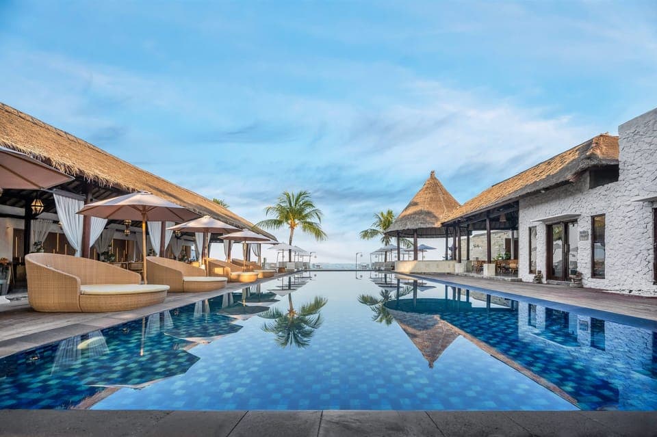 Outdoor pool, pool umbrellas, sun loungers