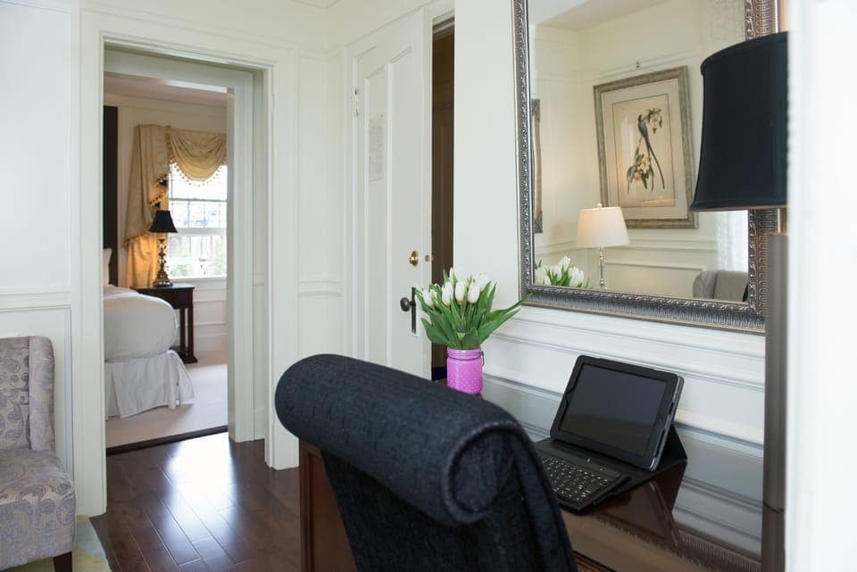 Suite, 1 King Bed (Craigdarroch) | Free WiFi, bed sheets