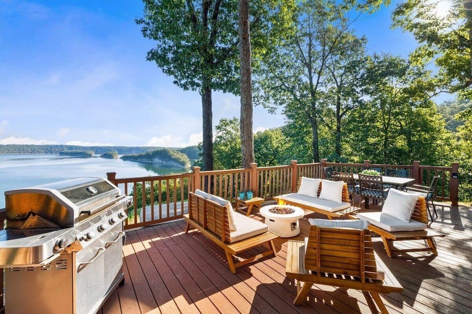Welcome to the Bird's Eye Retreat! Enjoy insane panoramic views of Beaver Lake from the comfort of our huge, fully-furnished deck.