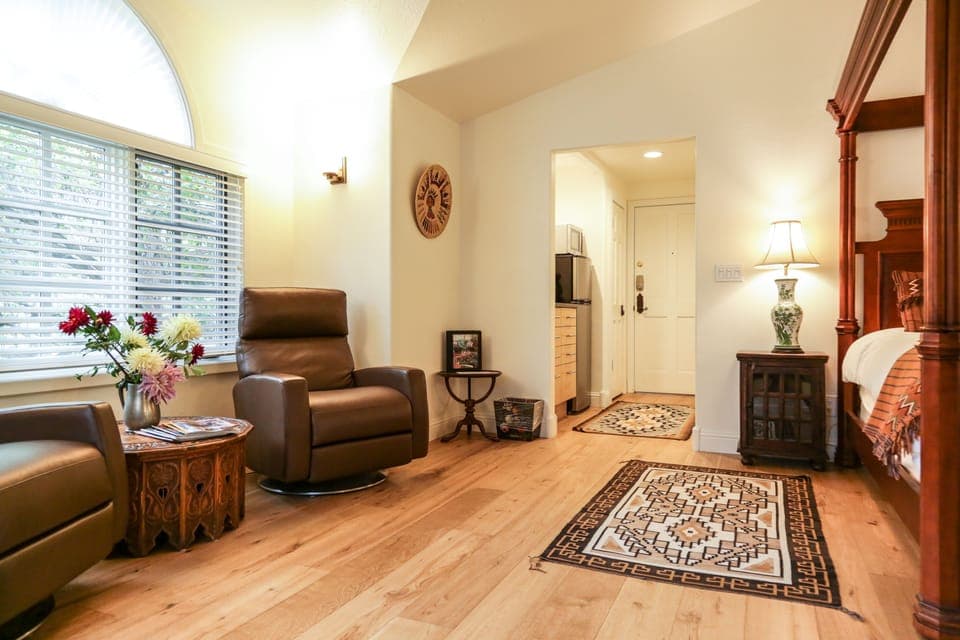 The Garden Room | Private kitchenette | Fridge, microwave, coffee/tea maker, cookware/dishes/utensils