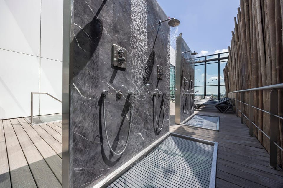 Sauna, hot tub, steam room, 1 treatment room, massages