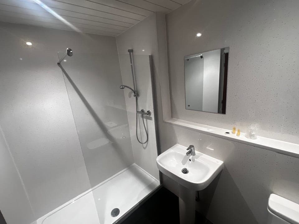 Superior Double Room | Bathroom | Combined shower/tub, hair dryer, towels