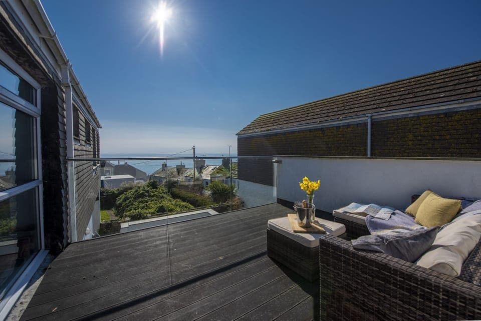 Furnished balcony with sea views - Mousehole View