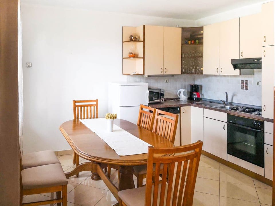 Apartment (A1) | Private kitchen | Fridge, microwave, oven, stovetop