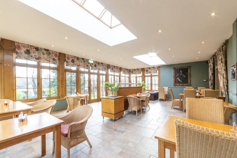 2 restaurants, breakfast, lunch, dinner served; British cuisine