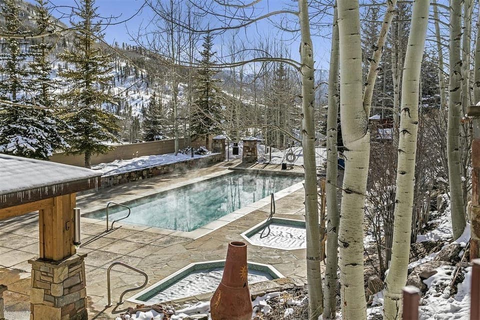 Pool, sauna and hot tubs