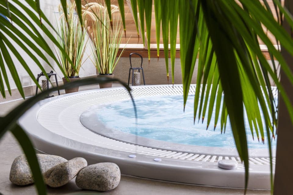 Couples treatment rooms, sauna, hot tub, steam room, Turkish bath