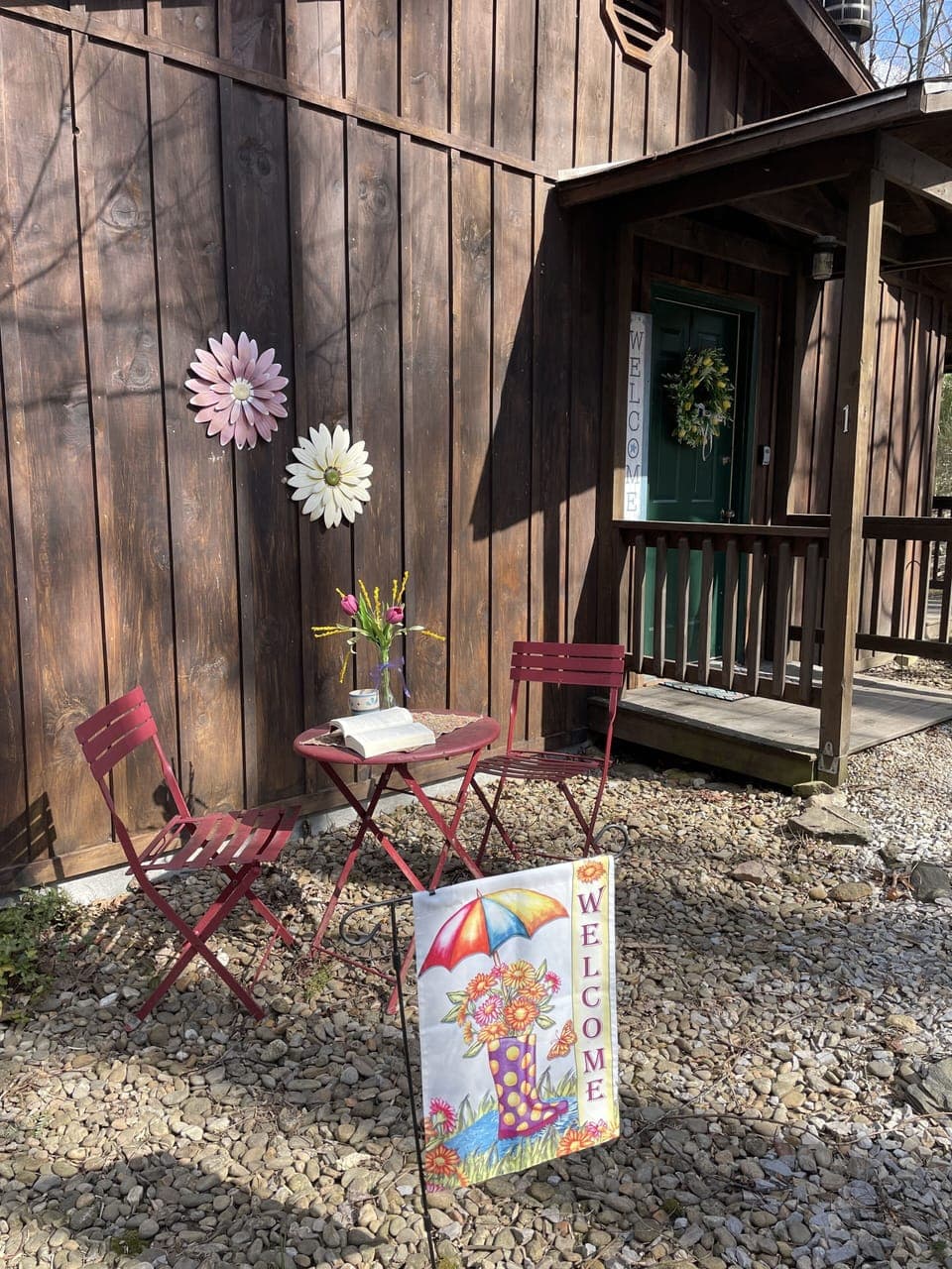 Cozy 1BD/1BA cabin sleeps 4. Perfect for couples of small family. 