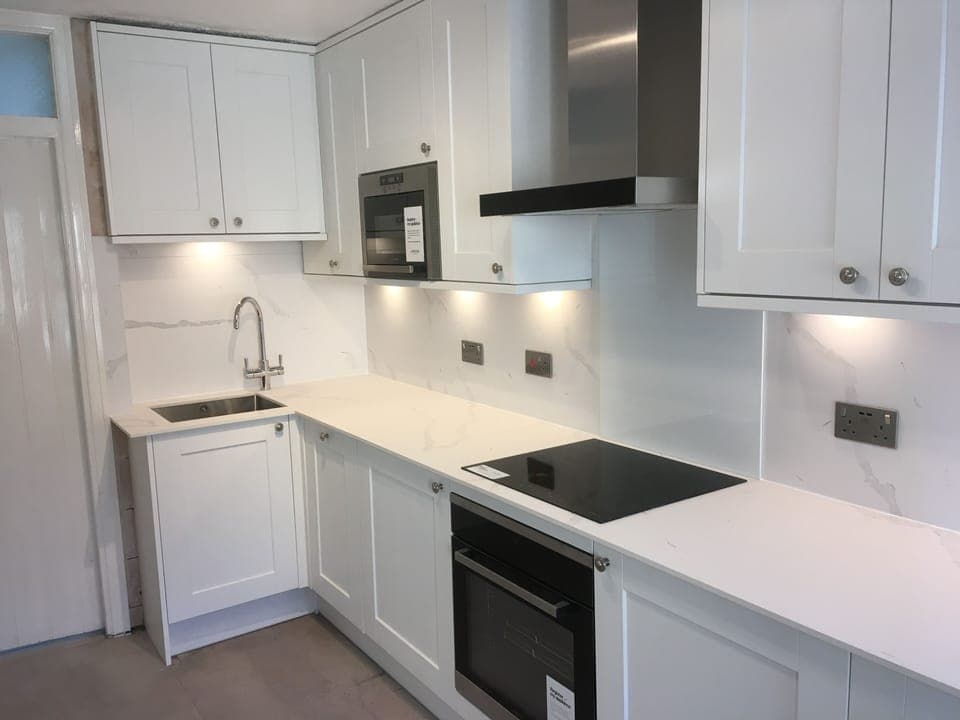 Pristine new kitchen. Dishwasher, washer/dryer, fridge, micro, boiling water tap