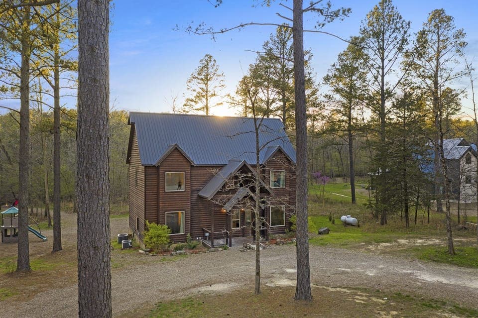 Watch as the sun sets behind the cabin, painting the sky with breathtaking colors and filling the evening with peaceful beauty.