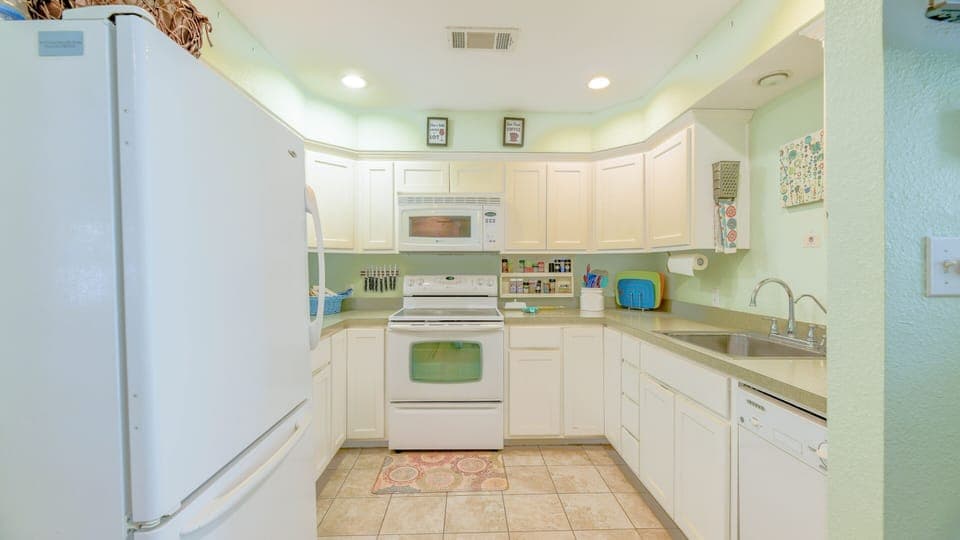 Cozy kitchen with dishwasher, fridge/freezer, microwave, stove top/oven