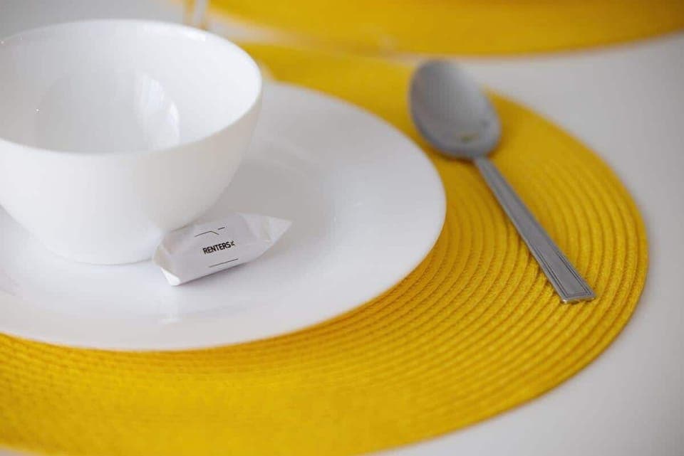 Stylish table setting with modern details, highlighting the apartment’s welcoming atmosphere.