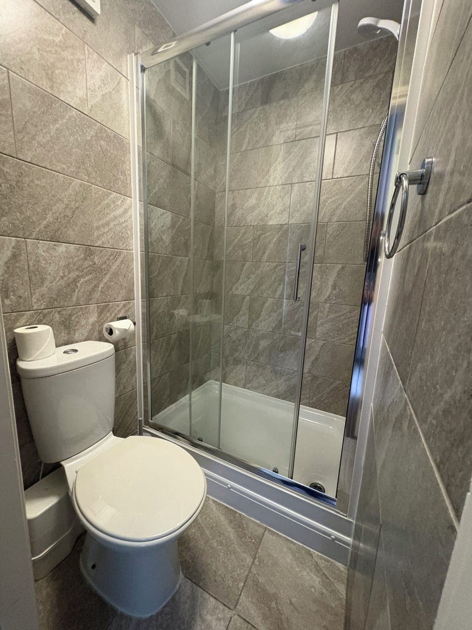 Standard Single Room | Bathroom | Shower, towels