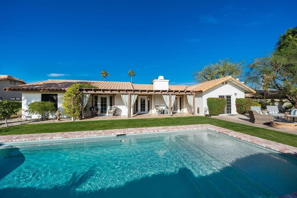 Classic desert pool with heating capability