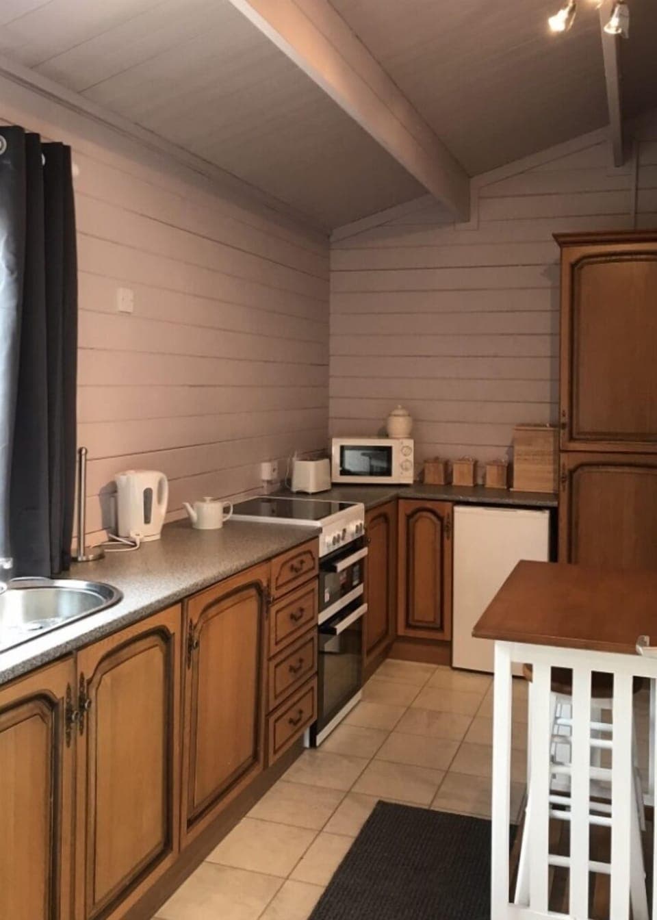 Chalet | Private kitchen | Fridge, microwave, oven, stovetop