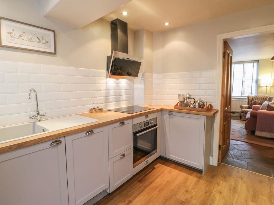Cottage | Private kitchen | Fridge, dishwasher, electric kettle, cookware/dishes/utensils