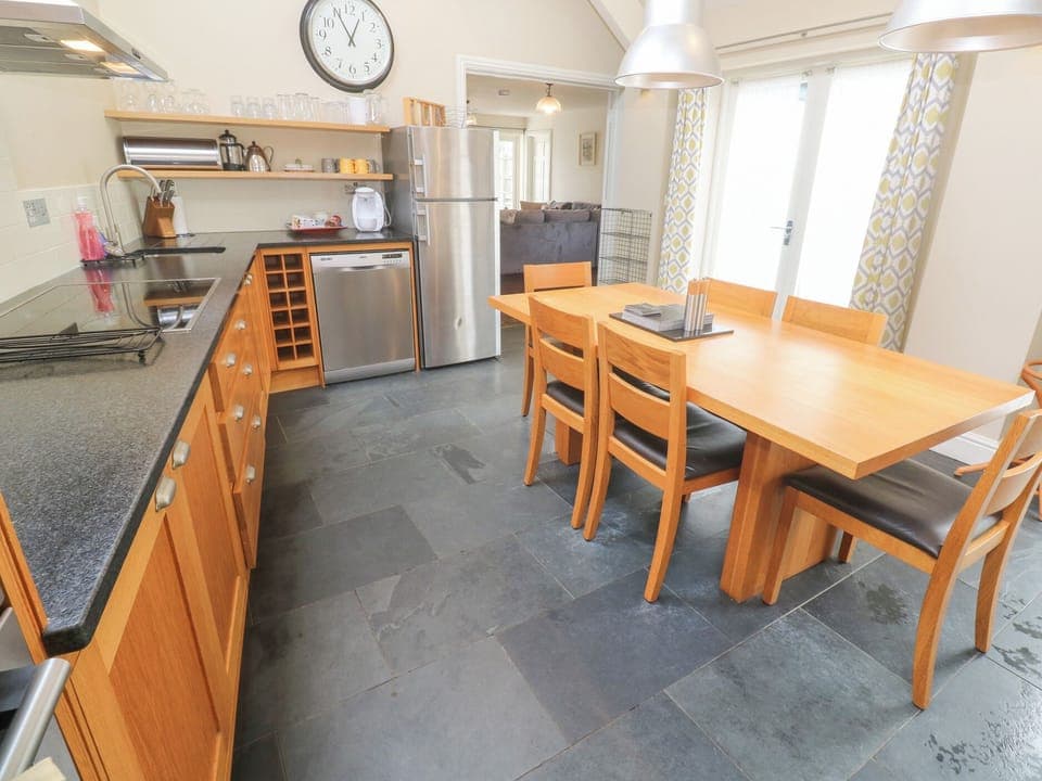 Cottage | Private kitchen | Fridge, dishwasher, cookware/dishes/utensils