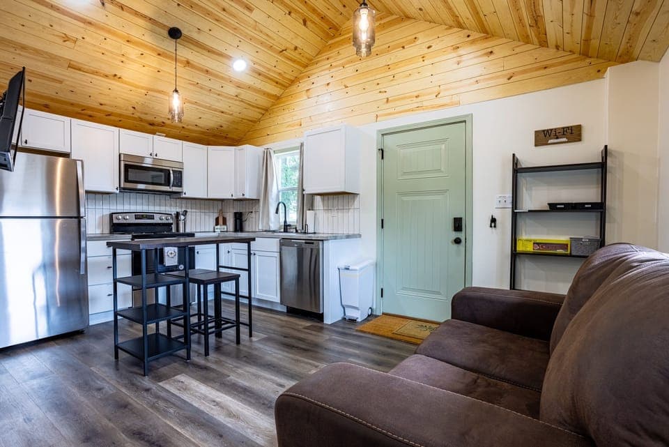 Vaulted ceiling, full kitchen.
