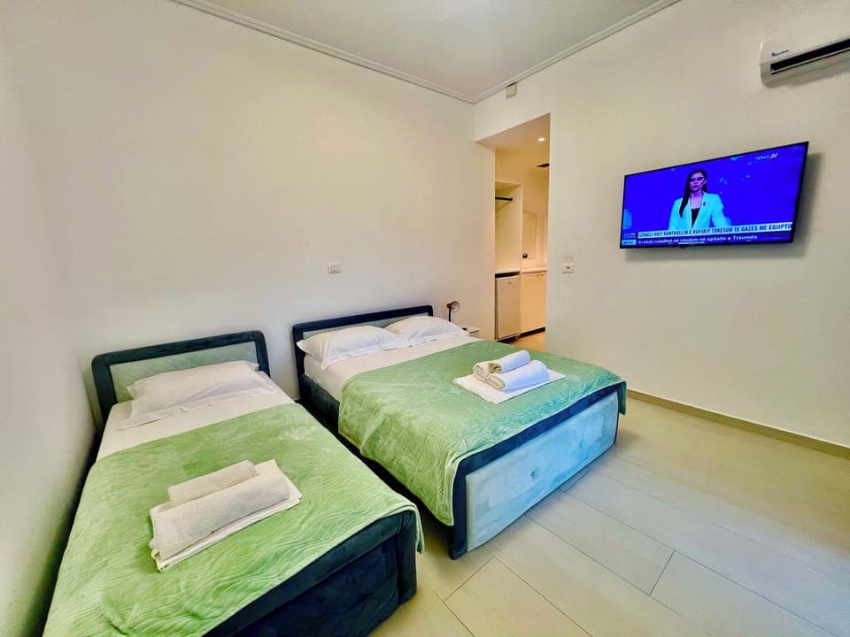 Desk, soundproofing, free WiFi, bed sheets