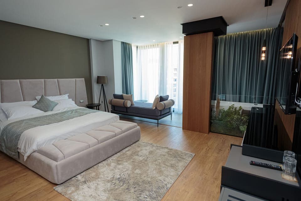 Suite, Hot Tub | Minibar, soundproofing, free WiFi, bed sheets