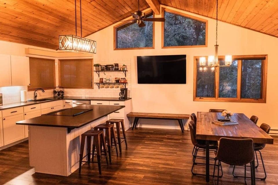 KITCHEN/DINING