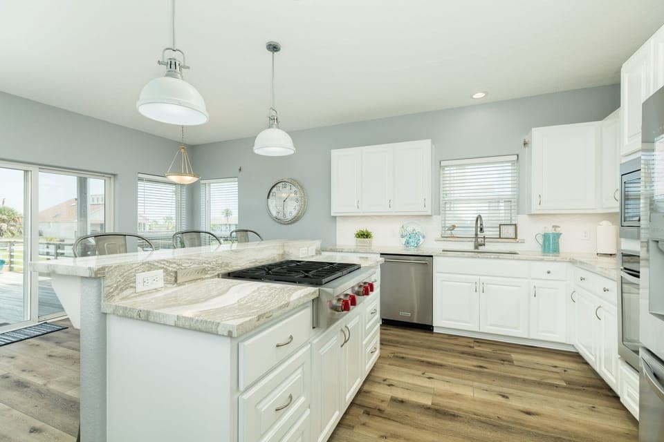 Fully stocked kitchen w/ all of the dishware, cookware and bakeware you'll need.