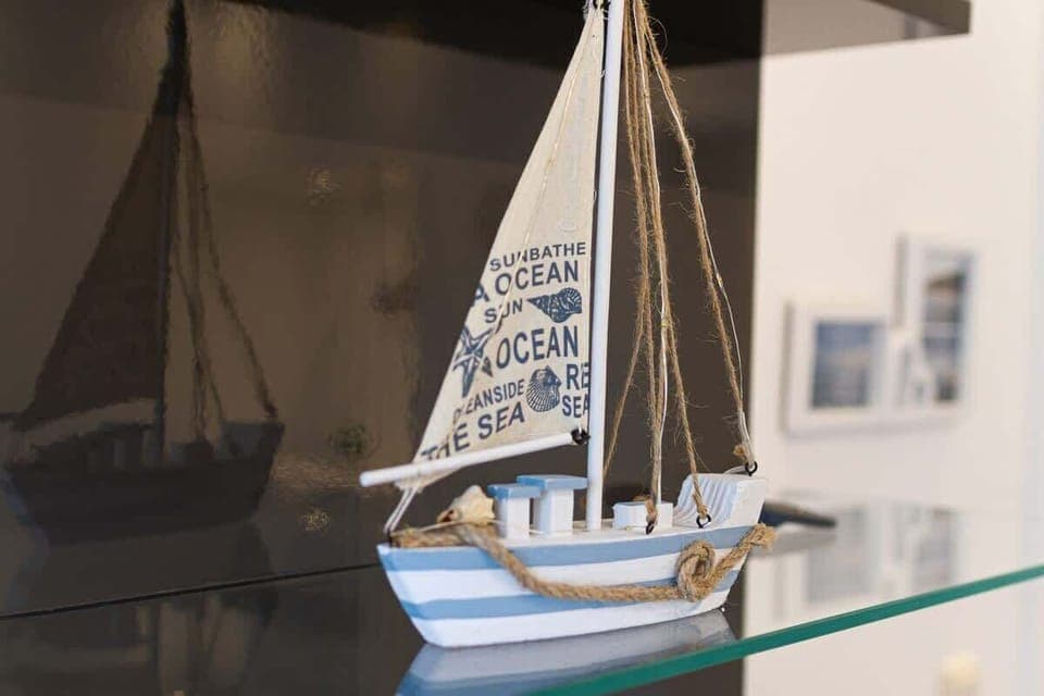 Close-up of the decorative element in the form of a blue boat.