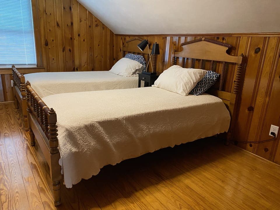 Upstairs West Bedroom (Twins)