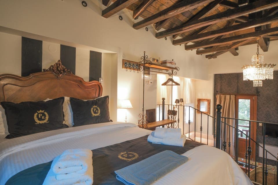 Executive Studio Suite | Hypo-allergenic bedding, individually decorated, individually furnished