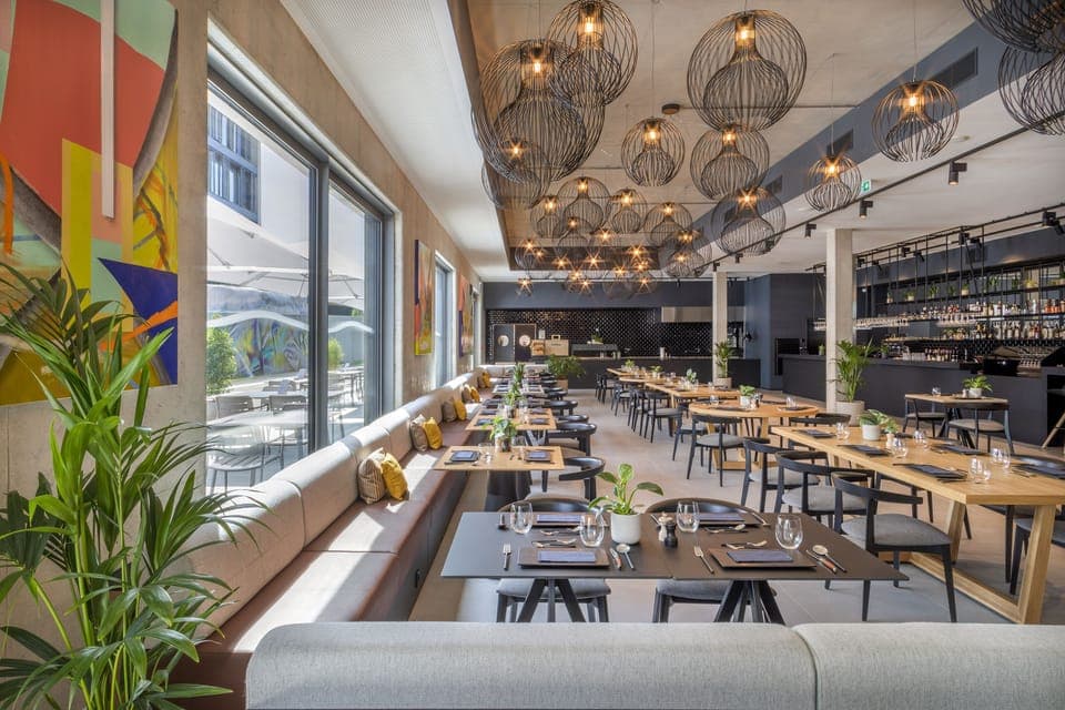 Breakfast and dinner served, international cuisine