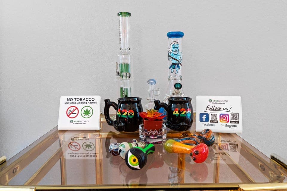Toke in Style: Elevate Your Sessions with Trendy and Practical Accessories! 🌬️👌