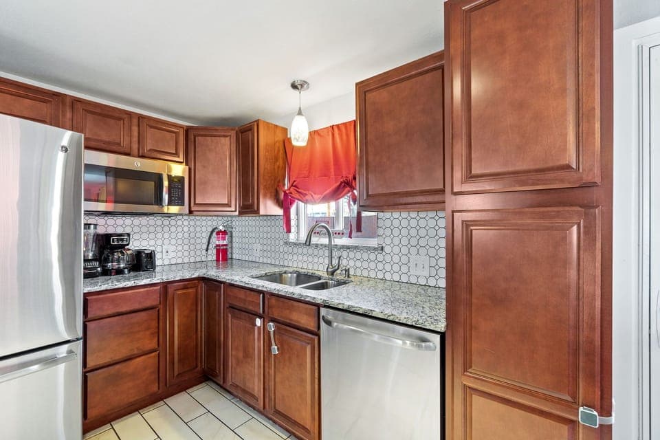 Kitchen Wonderland! - Awaken your culinary creativity in our well-equipped kitchen, furnished with top-quality utensils and kitchenware.