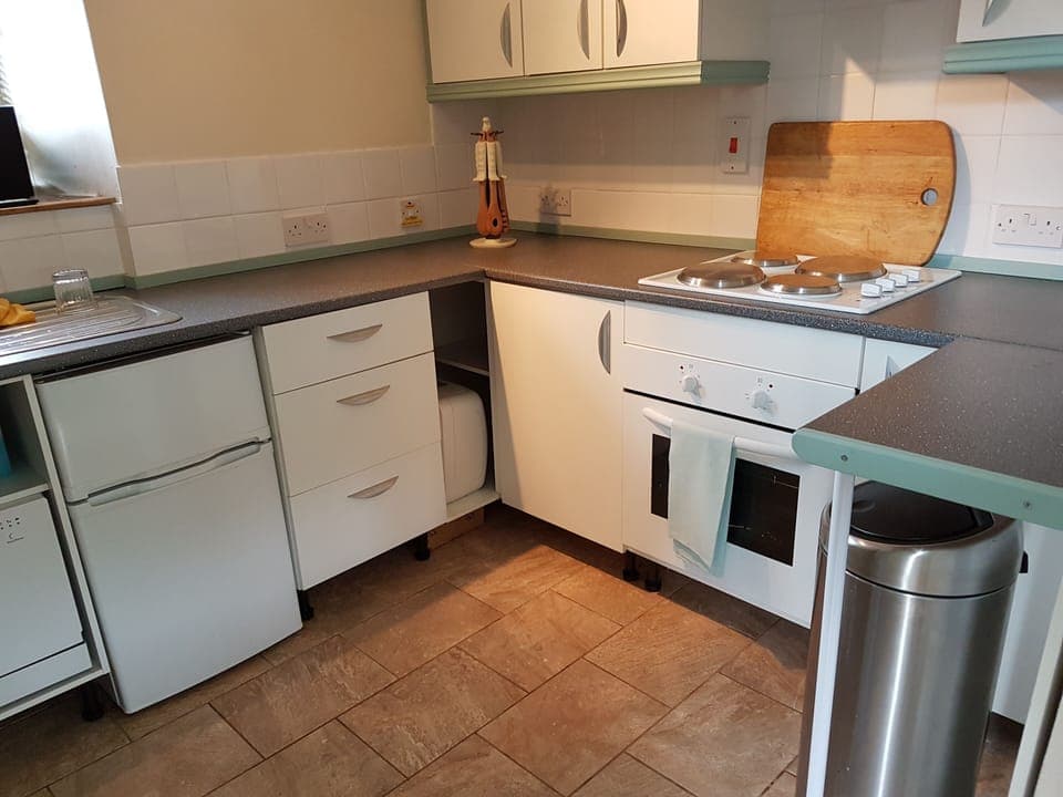 Cottage | Private kitchen | Fridge, microwave, oven, stovetop