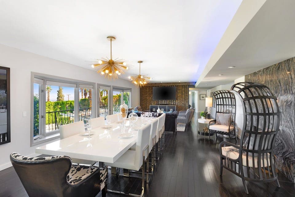 Seating for 10 at the dining table